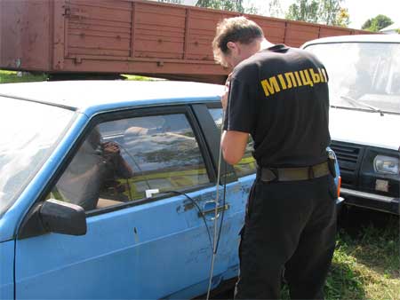 Осмотр внутренней полости двери с помощью